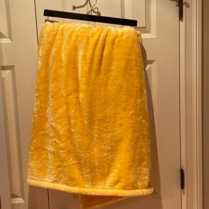 Berkshire Yellow blanket